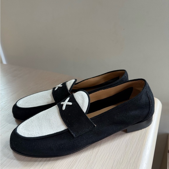 Del Toro Shoes - EXCELLENT CONDITION Classic Black and White Women’s Slip-On Loafers